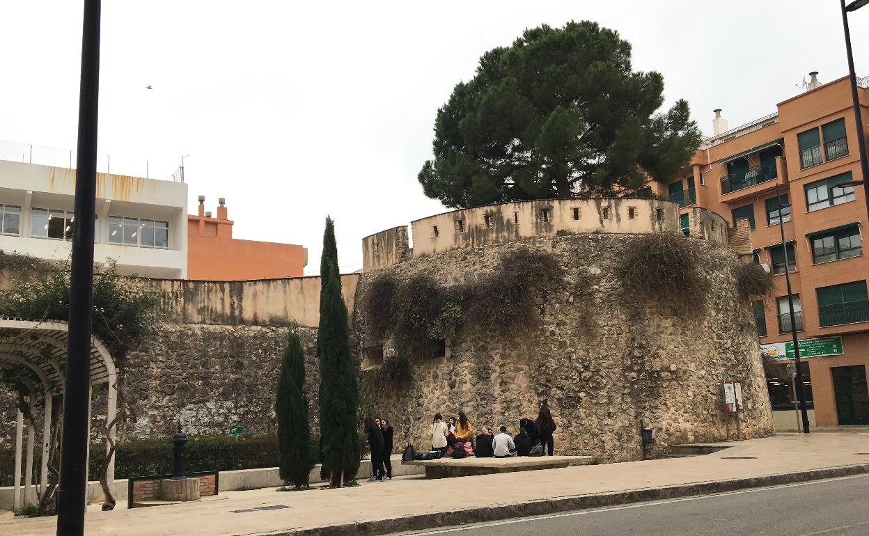 Torreó del Pi de Gandia y un tramo de la muralla de Gandia en la calle Alzira. 