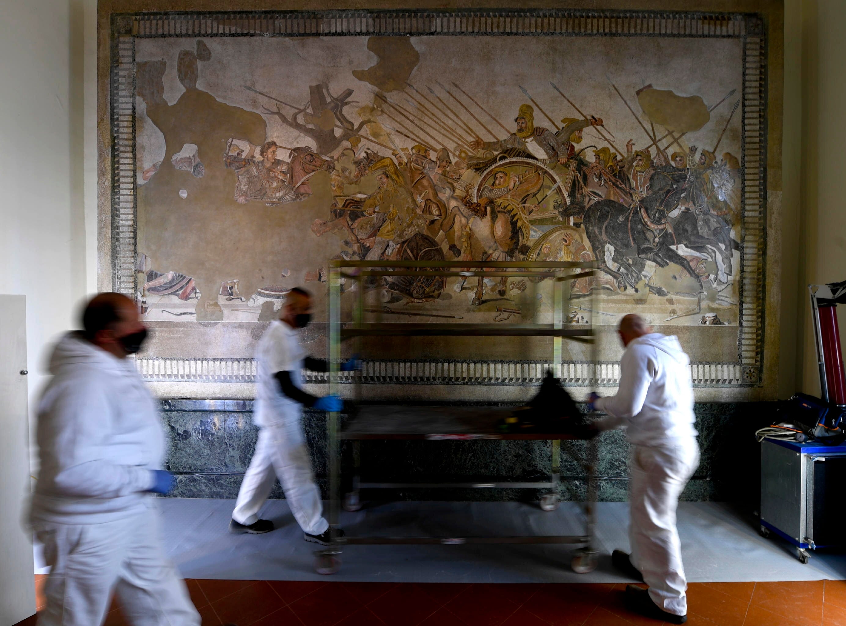El famoso mosaico de Alejandro Magno combatiendo contra Darío III en Issos está siendo restaurado a vista del público en el Museo Arqueológico Nacional de Nápoles