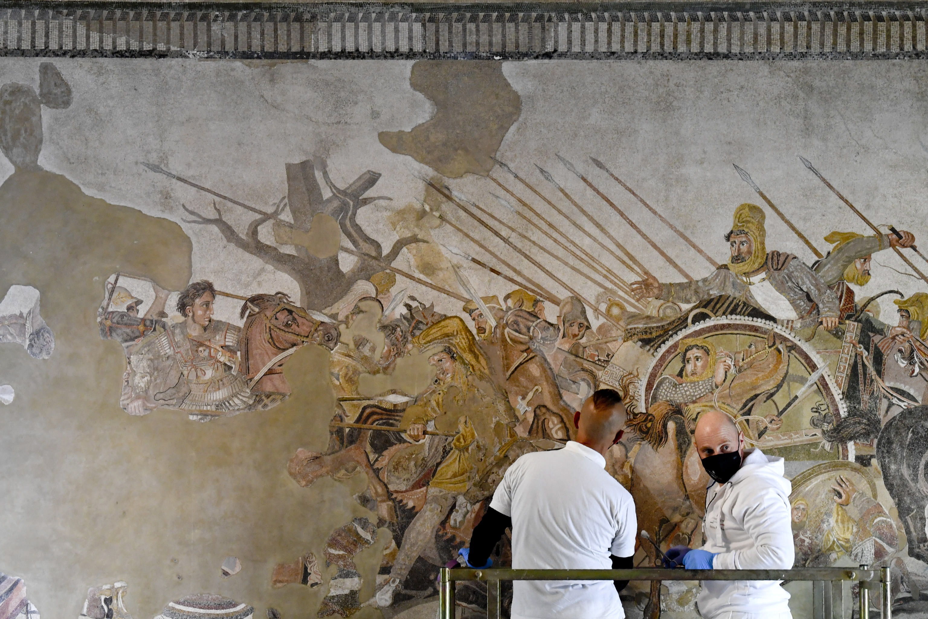 El famoso mosaico de Alejandro Magno combatiendo contra Darío III en Issos está siendo restaurado a vista del público en el Museo Arqueológico Nacional de Nápoles