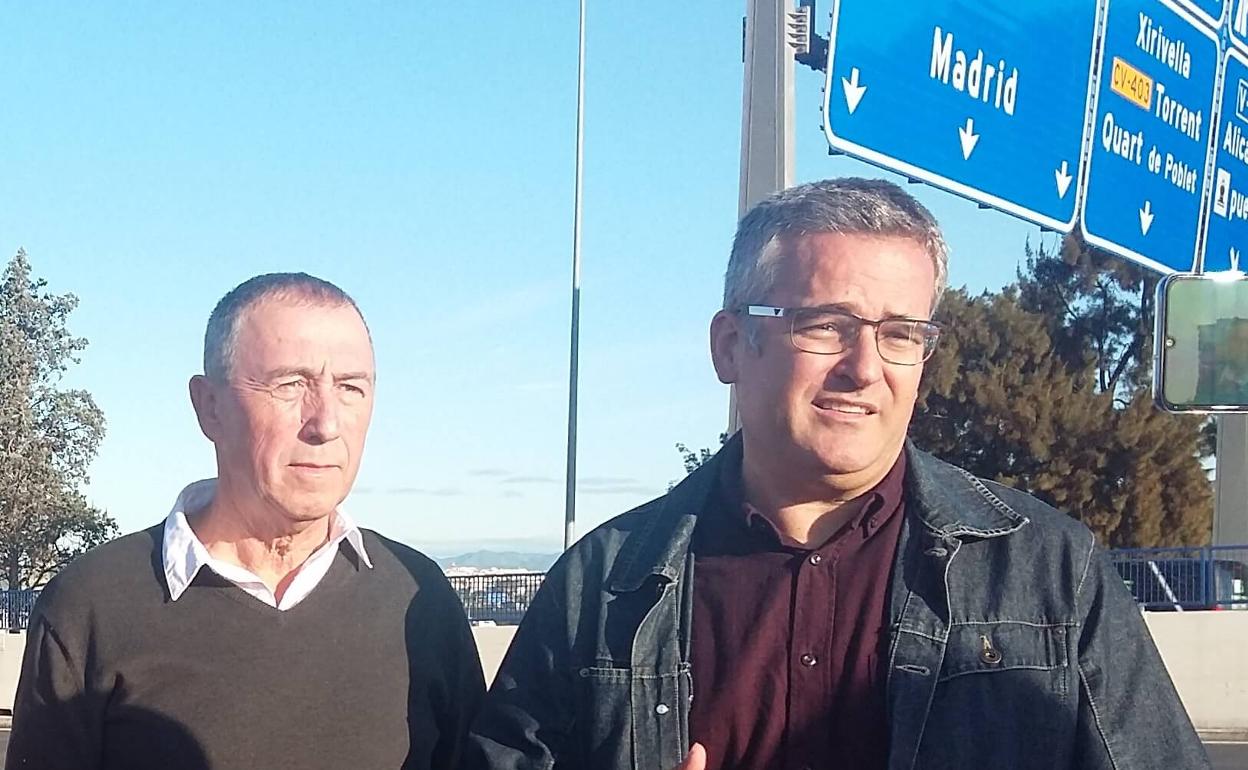 El concejal, Ricard Barberà, y Joan Baldoví, en el puente de Xirivella. 