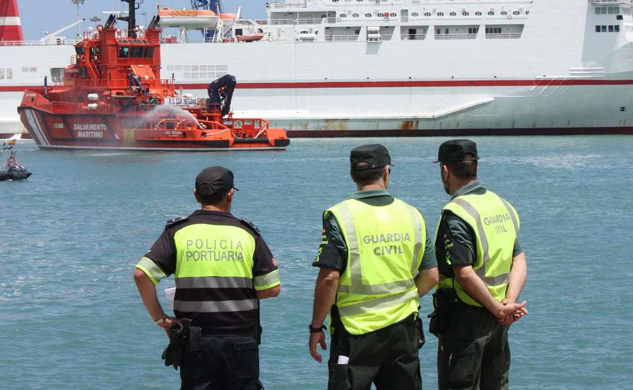 Un policía portuario y dos guardias civiles en el Puerto de Valencia. 