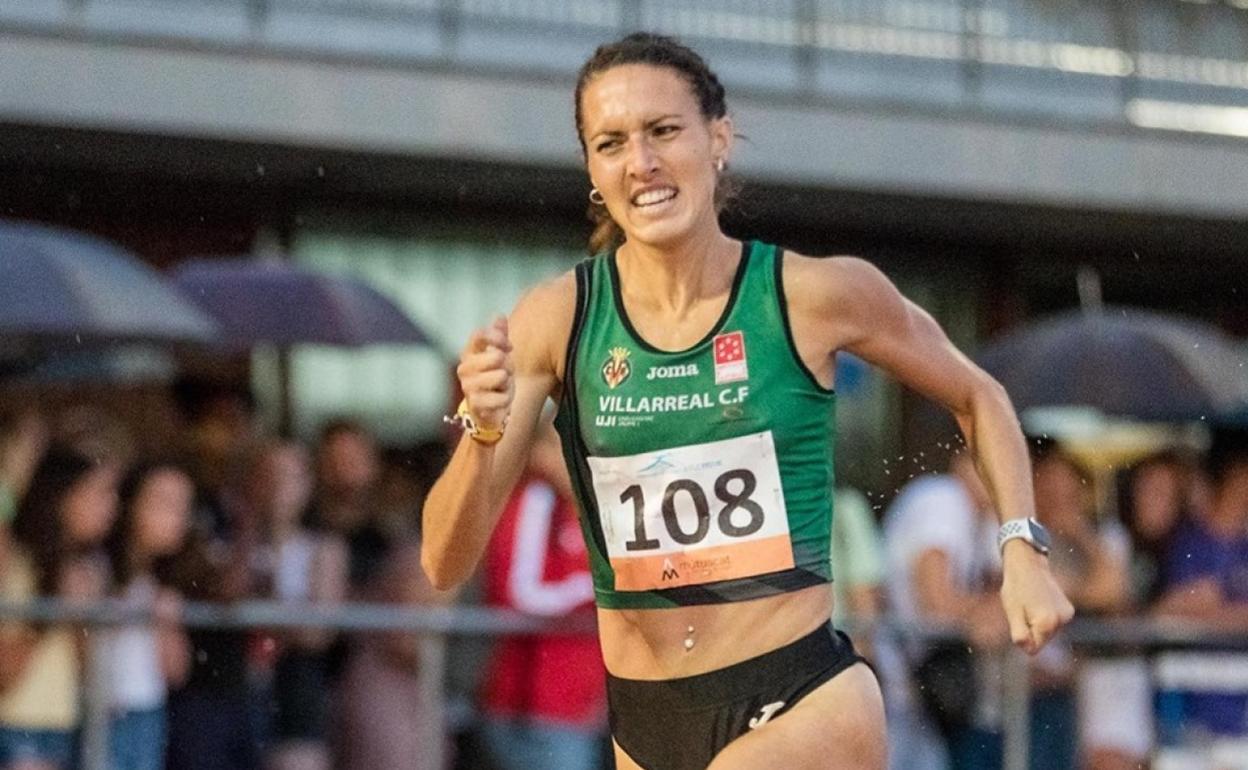 La atleta almussafense Laura Méndez, en una de las competiciones. 