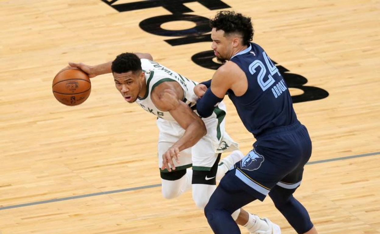 Antetokounmpo y Lillard lideran los triunfos de Bucks y Blazers