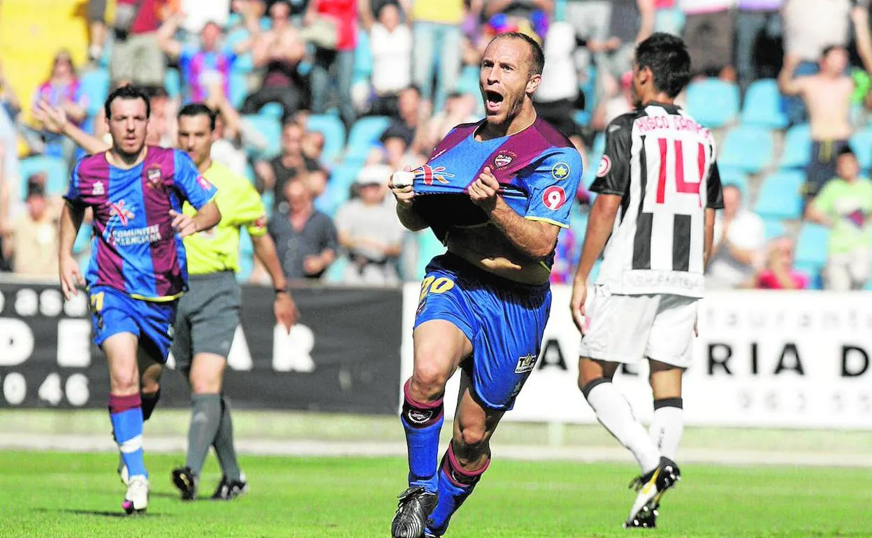 Juanlu celebra un gol en 2010