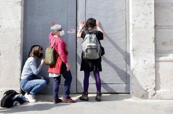 Un grupo de feministas ocupa la Delegación del Gobierno en Valencia