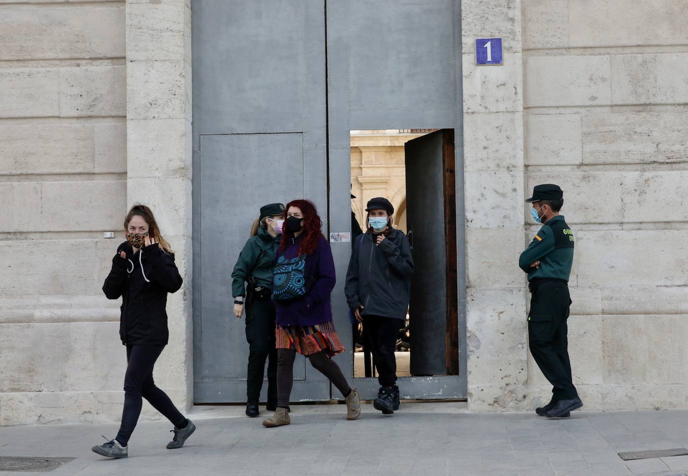 Un grupo de mujeres ocupa la Delegación del Gobierno en Valencia