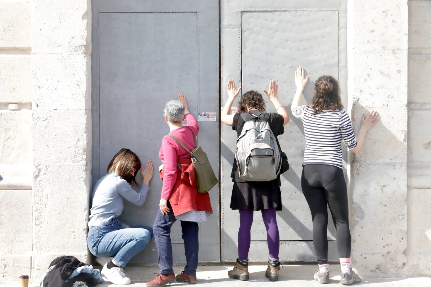 Un grupo de mujeres ocupa la Delegación del Gobierno en Valencia