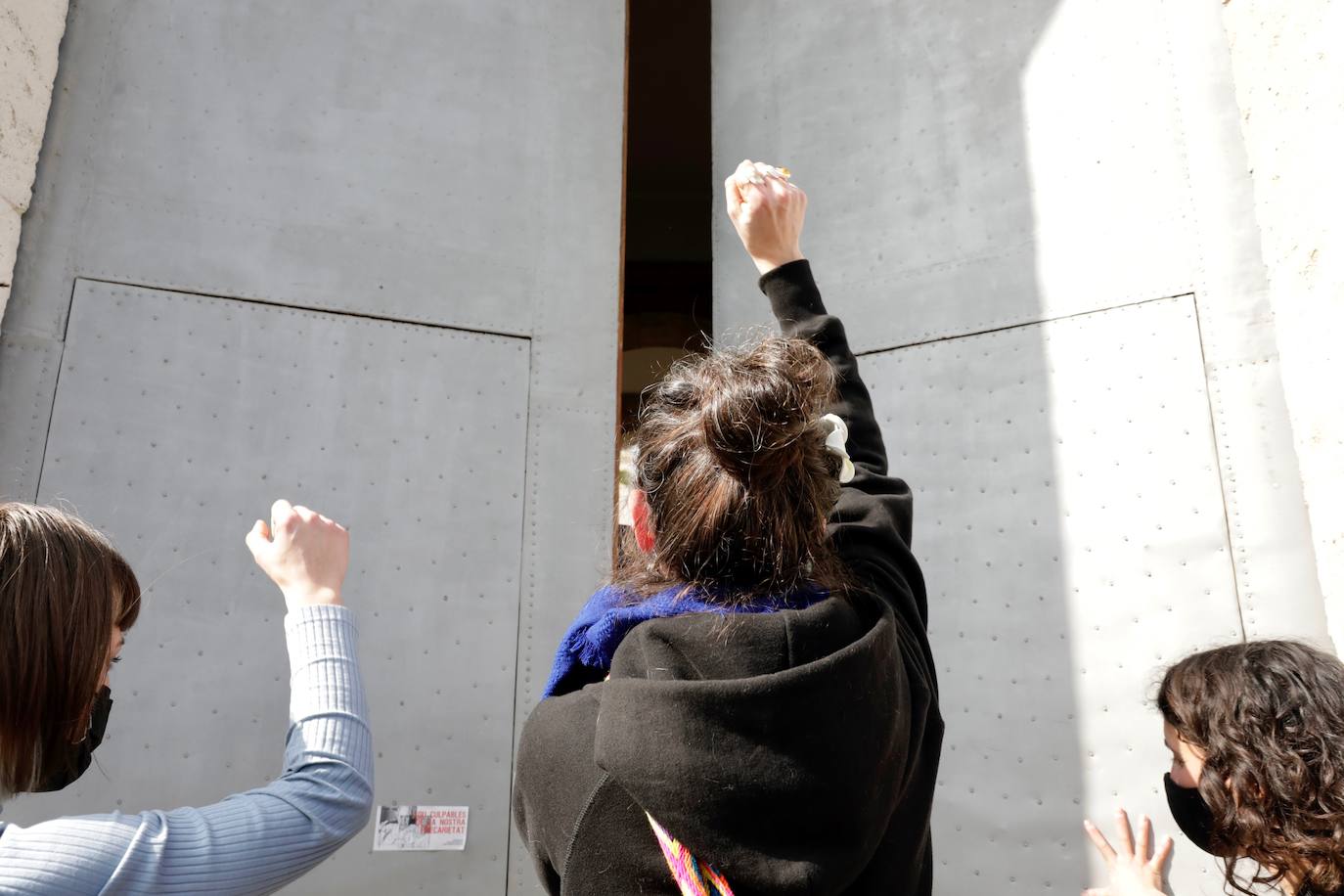 Un grupo de mujeres ocupa la Delegación del Gobierno en Valencia