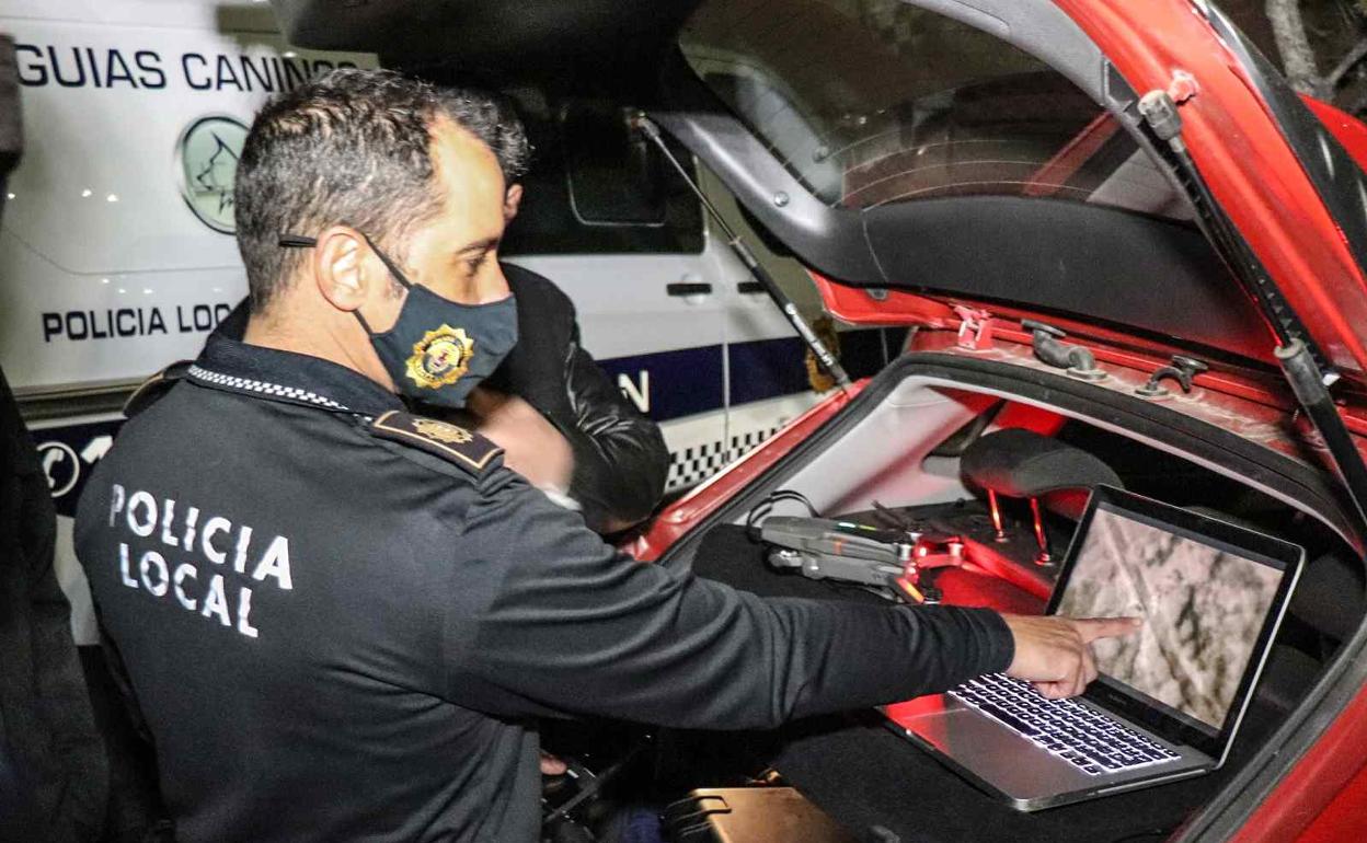 Un agente, con ayuda del dron nocturno, localiza un grupo de jóvenes esta madrugada en Alicante.