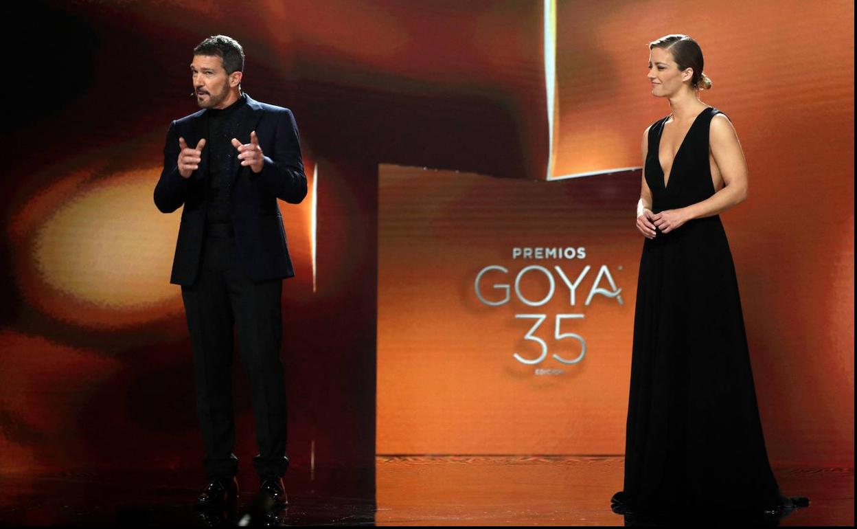 Antonio Banderas junto a María Casado en la gala de los Goya 2021.