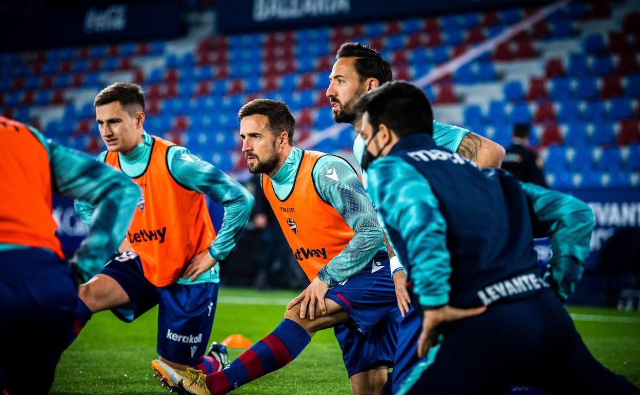 Los jugadores granotas calientan antes del encuentro de Copa. 