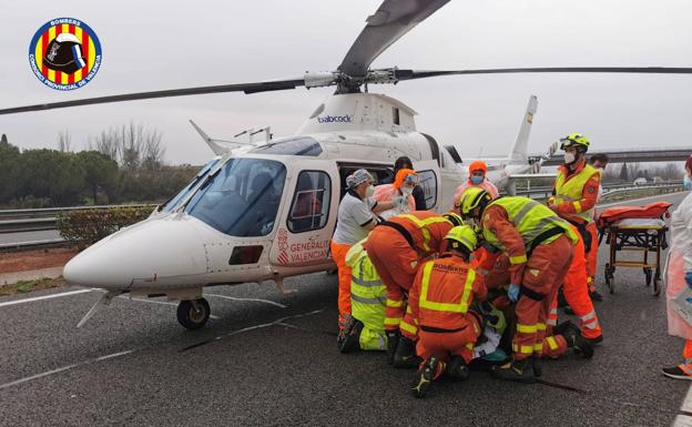 Los bomberos y servicios médicos atienden a una de las víctimas. 