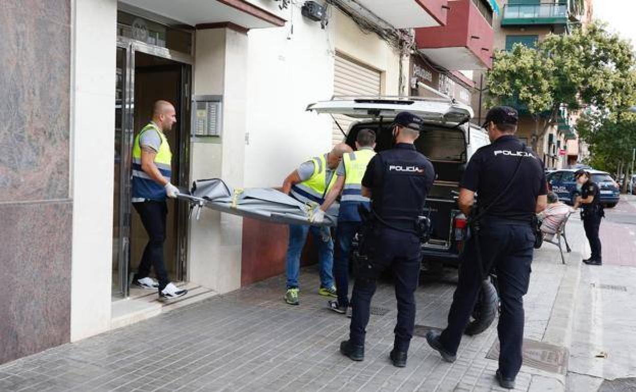 Traslado del cuerpo de la víctima, el 19 de octubre, en la avenida Ausiàs March de Valencia. 