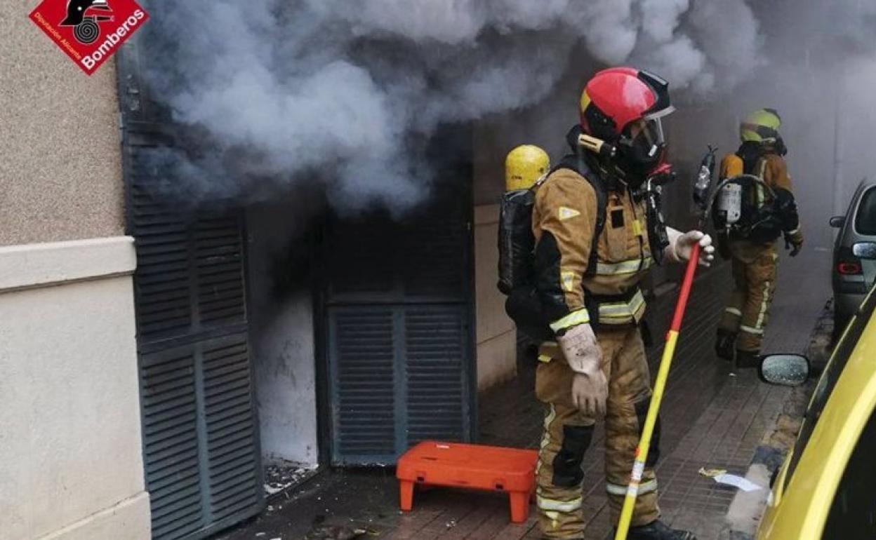 Los bomberos trabajan en las tareas de extinción del incendio. 