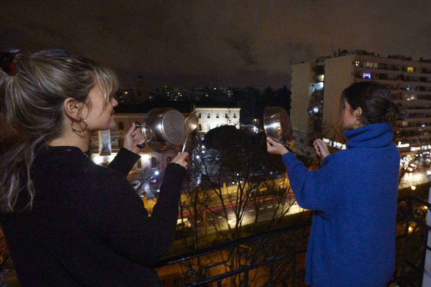 Las mujeres feministas hacen ruido en los balcones de Valencia por el Día Internacional de la Mujer.