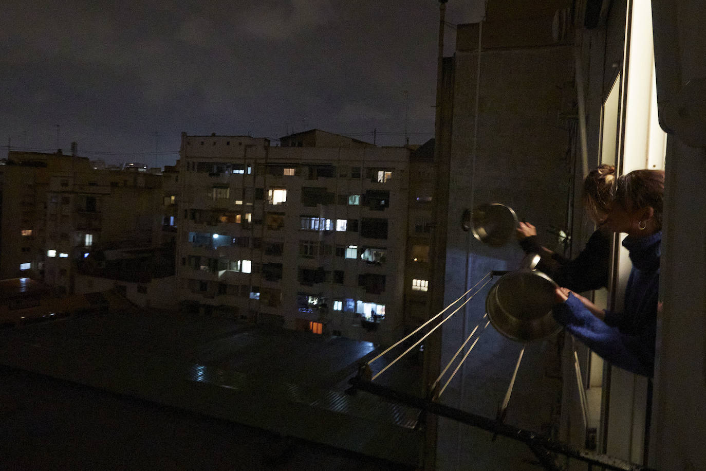 Las mujeres feministas hacen ruido en los balcones de Valencia por el Día Internacional de la Mujer.