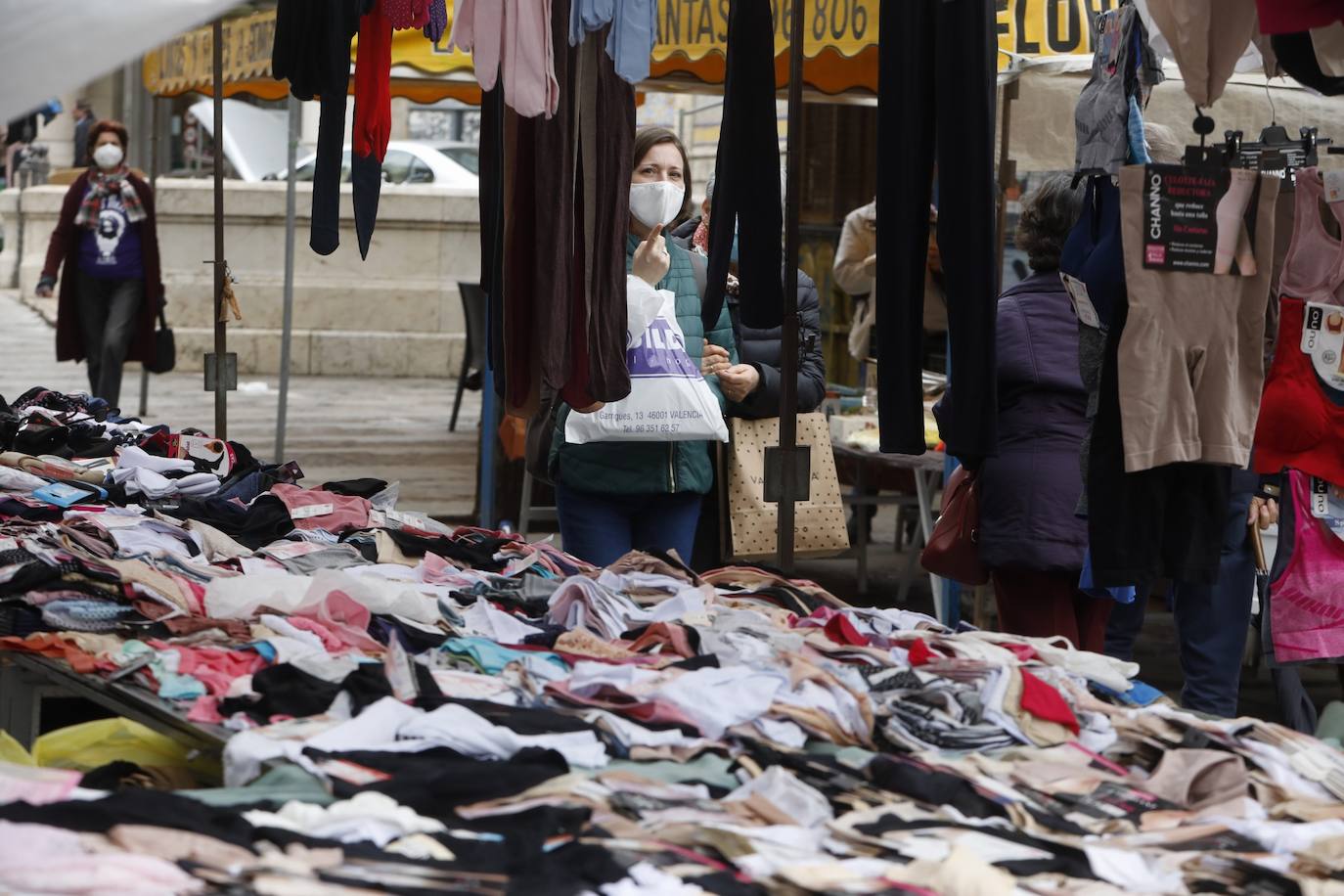 La lluvia ha deslucido la reapertura de los mercadillos en Valencia