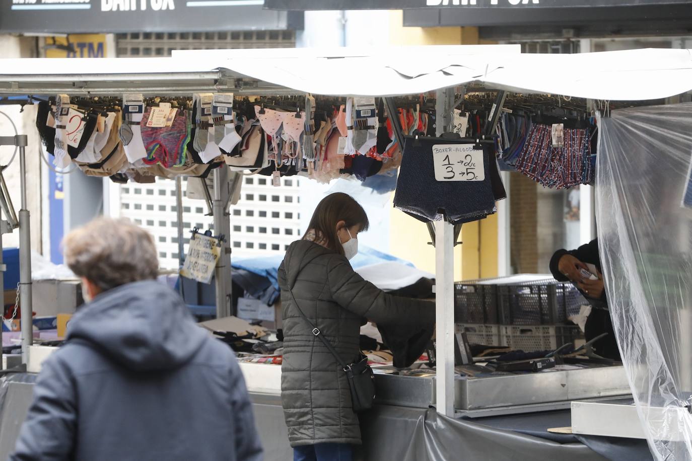 La lluvia ha deslucido la reapertura de los mercadillos en Valencia