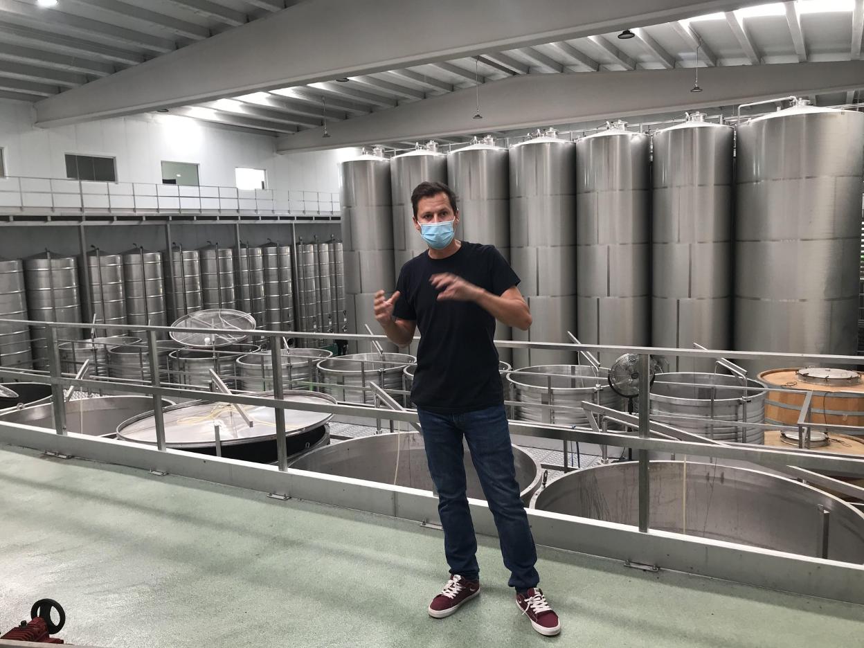 Antonio Arráez en su bodega de La Font de la Figuera. lp