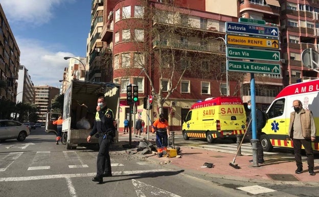 Un instante después del accidente, este lunes en el centro de Alicante. 