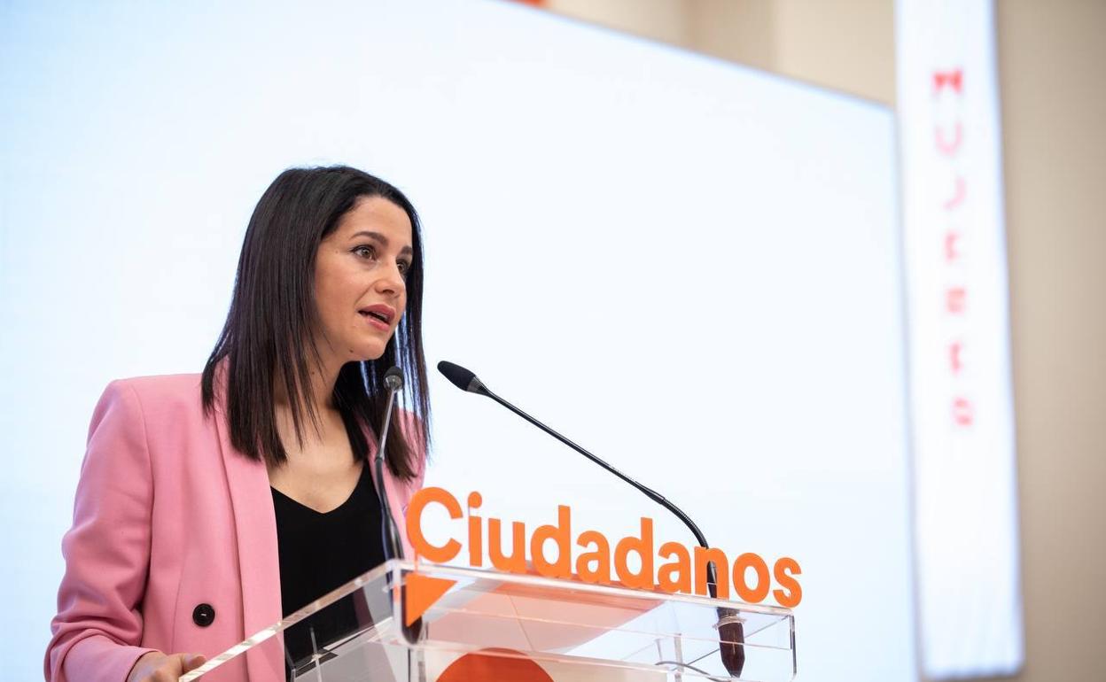 Inés Arrimadas comparece ante los medios tra la reunión de la ejecutiva permanente de Ciudadanos. 