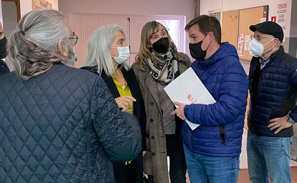 La gerente visita el pabellón Francisco Ballester ofrecido por el Ayuntamiento para la vacunación. 