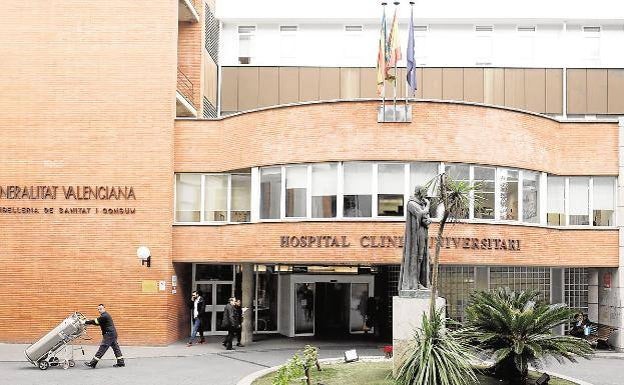 El cardiólogo acusado de intentar grabar a una compañera en una ducha del Clínico dice que sólo pretendía vigilar intrusos