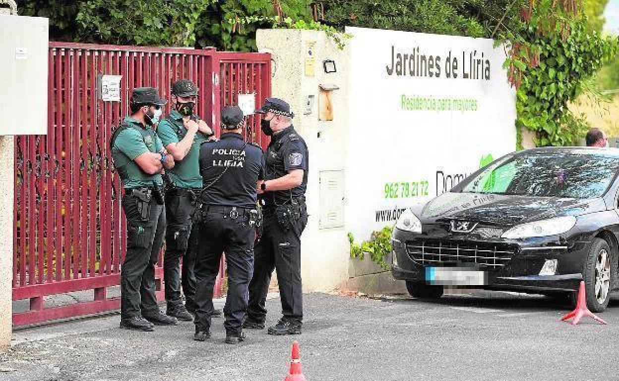 Agentes, en la puerta de la residencia investigada