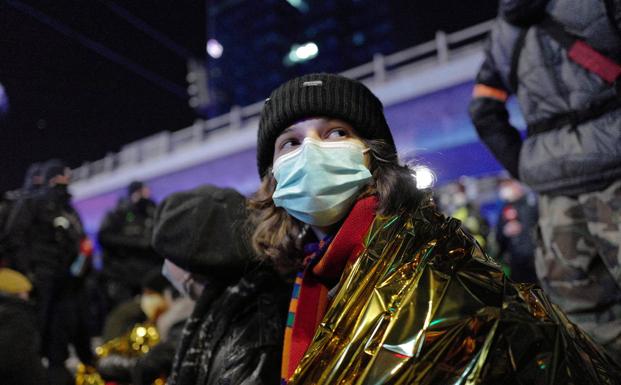 Una mujer con mascarilla en Varsovia. 