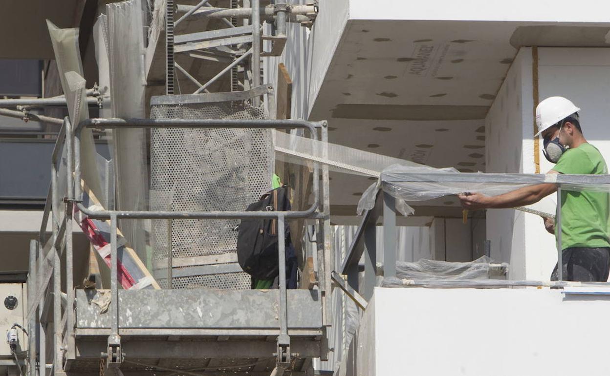 Construcción de viviendas en un barrio de Valenciañ. 