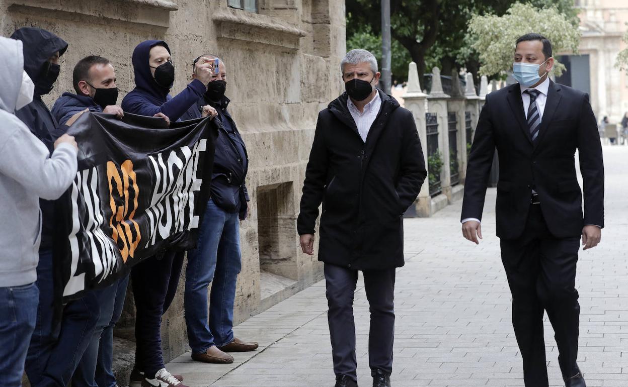 Varios aficionados protestan ante Anil Murthy a su llegada a la reunión con Ximo Puig. 