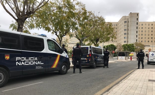 Roba un coche de alta gama de un concesionario en Alzira tras hacerse pasar por un cliente