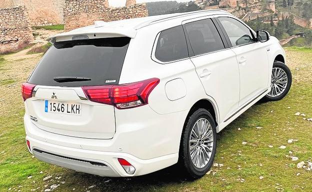 Aspecto imponente de la trasera del Outlander PHEV.