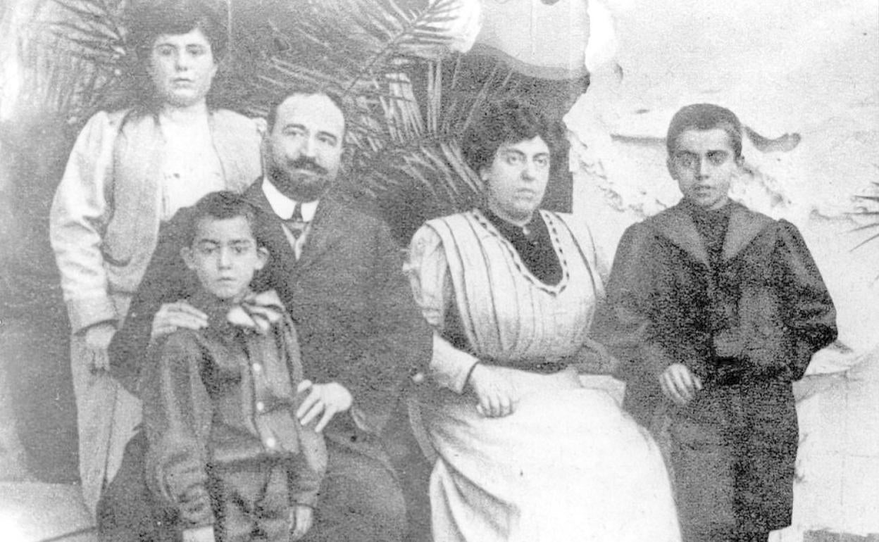 Vicente Blasco Ibáñez, rodeado de su familia. 