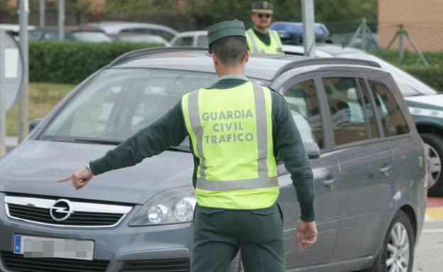 La DGT saca drones, helicópteros y cámaras a las carreteras para un control especial de dos elementos de seguridad en los automóviles