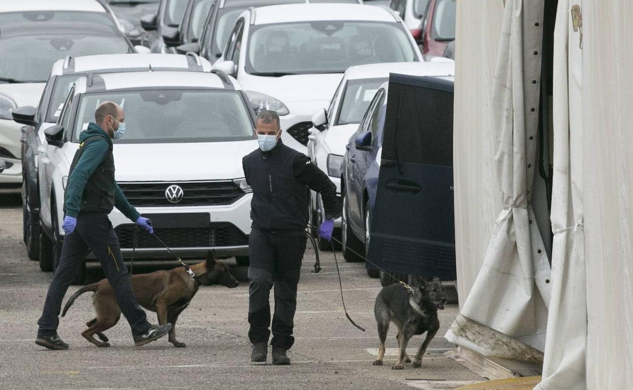 Agentes de la Guardia Civil se dirigen con perros adiestrados a la inspección del vehículo de Jorge Ignacio P. J., en noviembre del año pasado. 