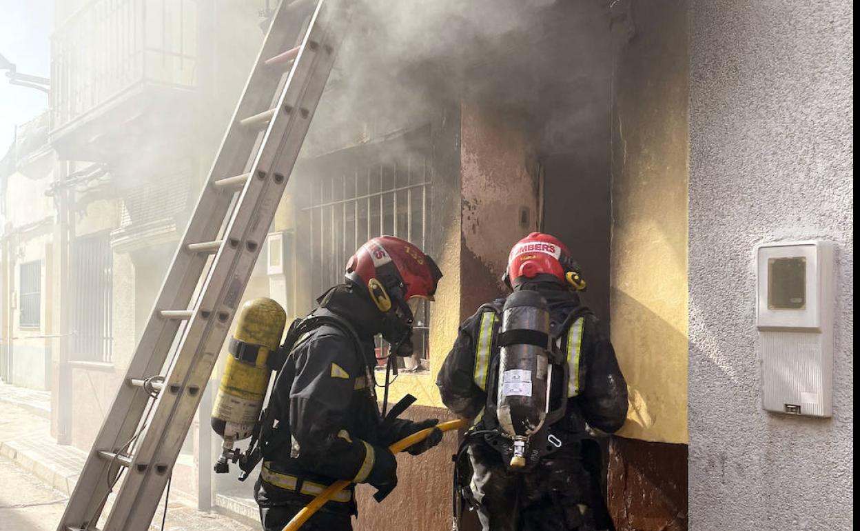 Actuación de los bomberos durante el incendio