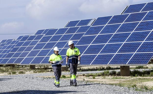 Fotografía de 2019 Planta solar de Santa Pola cuya producción energética se utiliza para la gestión del ciclo integral del agua en el municipio