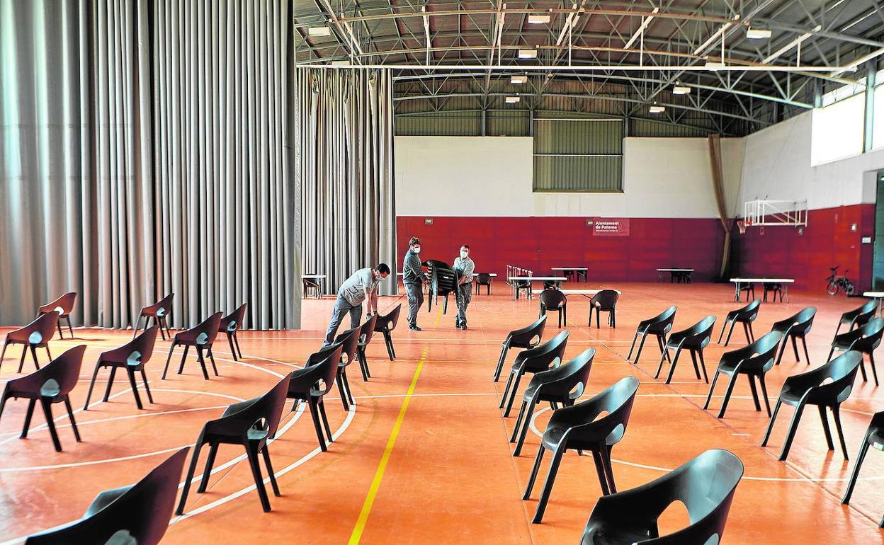 Preparativos en el pabellón de Paterna que funcionará como punto de vacunación para docentes. 