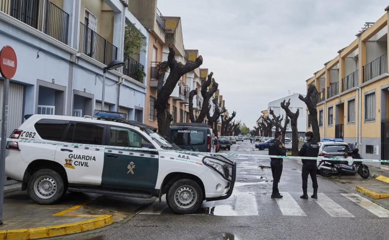 Una patrulla de la Guardia Civil en la calle donde ocurrieron los hechos. 