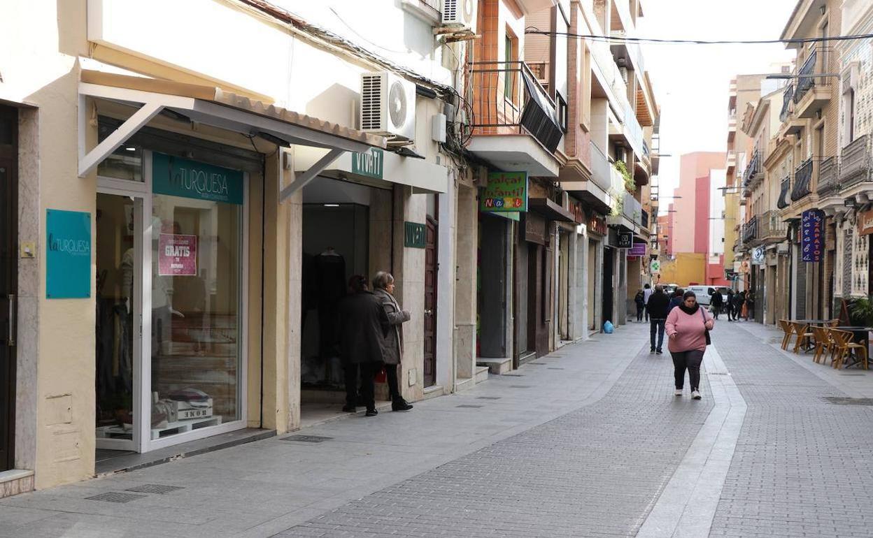 Los comercios de una calle peatonal de la ciudad. 