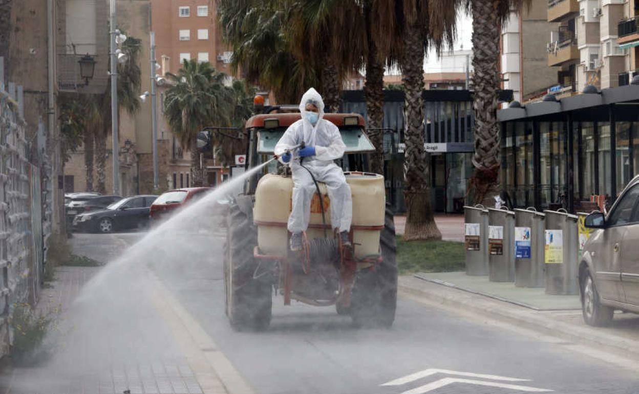 Trabajador municipal desinfectando en las calles de Alboraya.