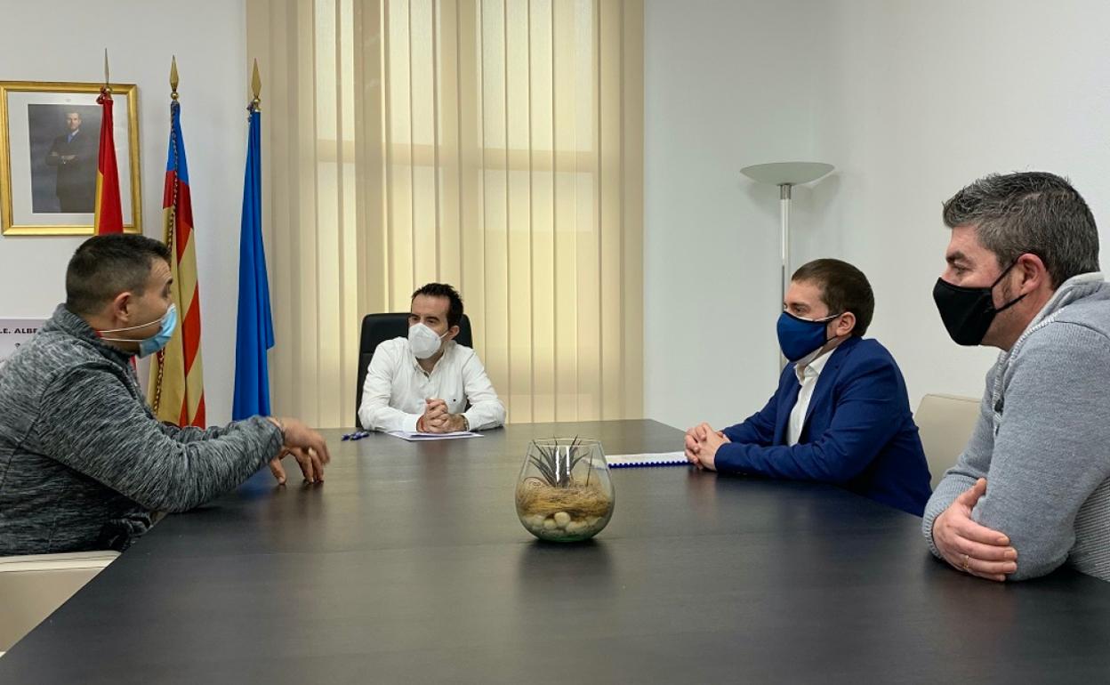 Momento de la reunión entre los representantes municipales y de la asociación de empresarios del polígono. 