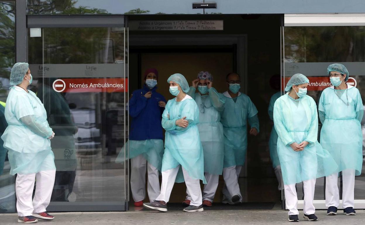 Personal sanitario a las puertas de un hospital valenciano.