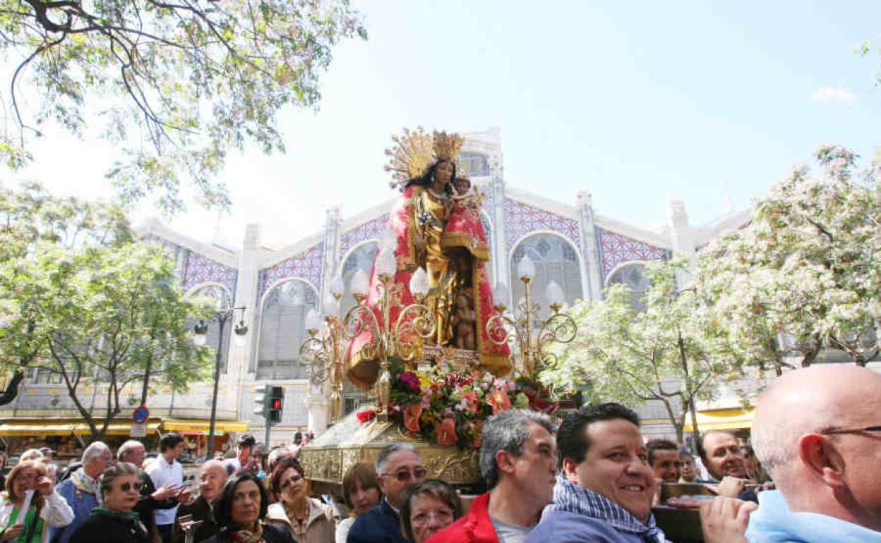 Imagen de archivo de una visita de la Virgen al Mercado Central.