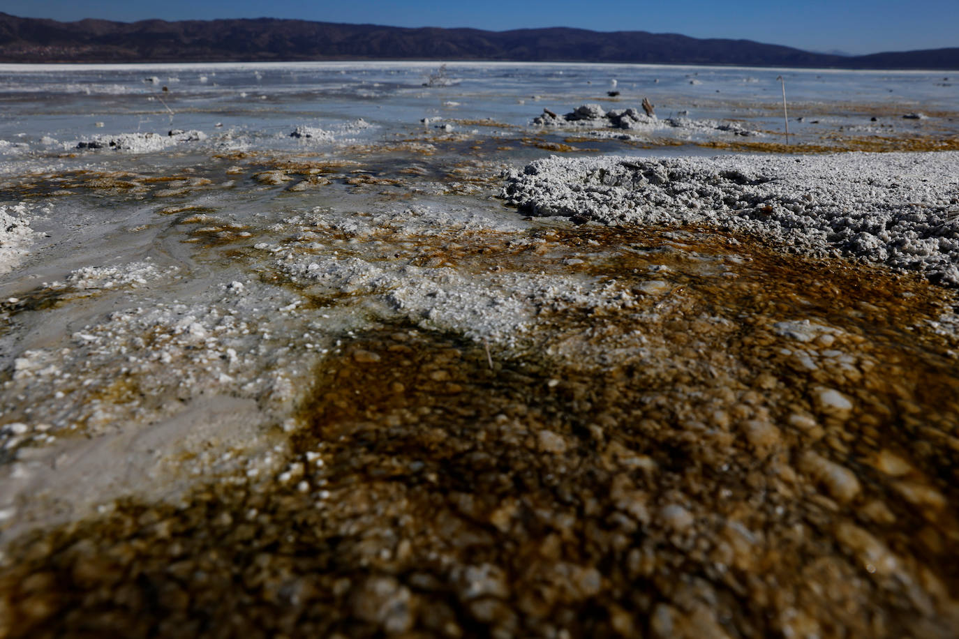 Un lago de unos 40 kilómetros cuadrados en el suroeste de Turquía ha atraído la atención de los científicos por las similitudes que ven con el cráter Jezero de Marte, donde ha aterrizado el explorador Perseverance de la NASA. Los investigadores creen que el lago Salda, en la provincia de Burdur, comparte características minerales y geológicas similares al cráter Jezero.