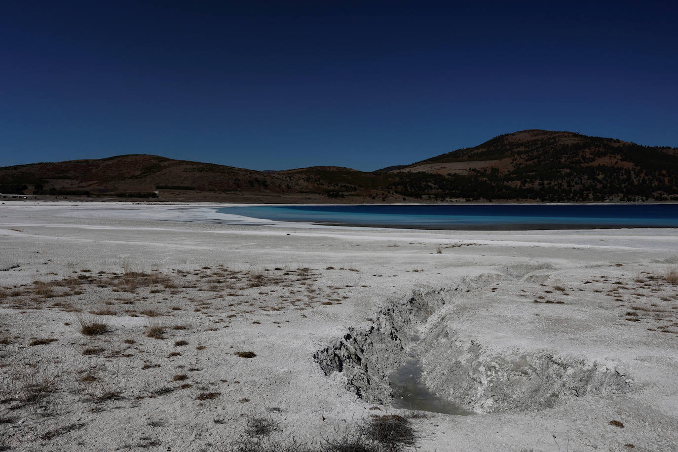 Un lago de unos 40 kilómetros cuadrados en el suroeste de Turquía ha atraído la atención de los científicos por las similitudes que ven con el cráter Jezero de Marte, donde ha aterrizado el explorador Perseverance de la NASA. Los investigadores creen que el lago Salda, en la provincia de Burdur, comparte características minerales y geológicas similares al cráter Jezero.