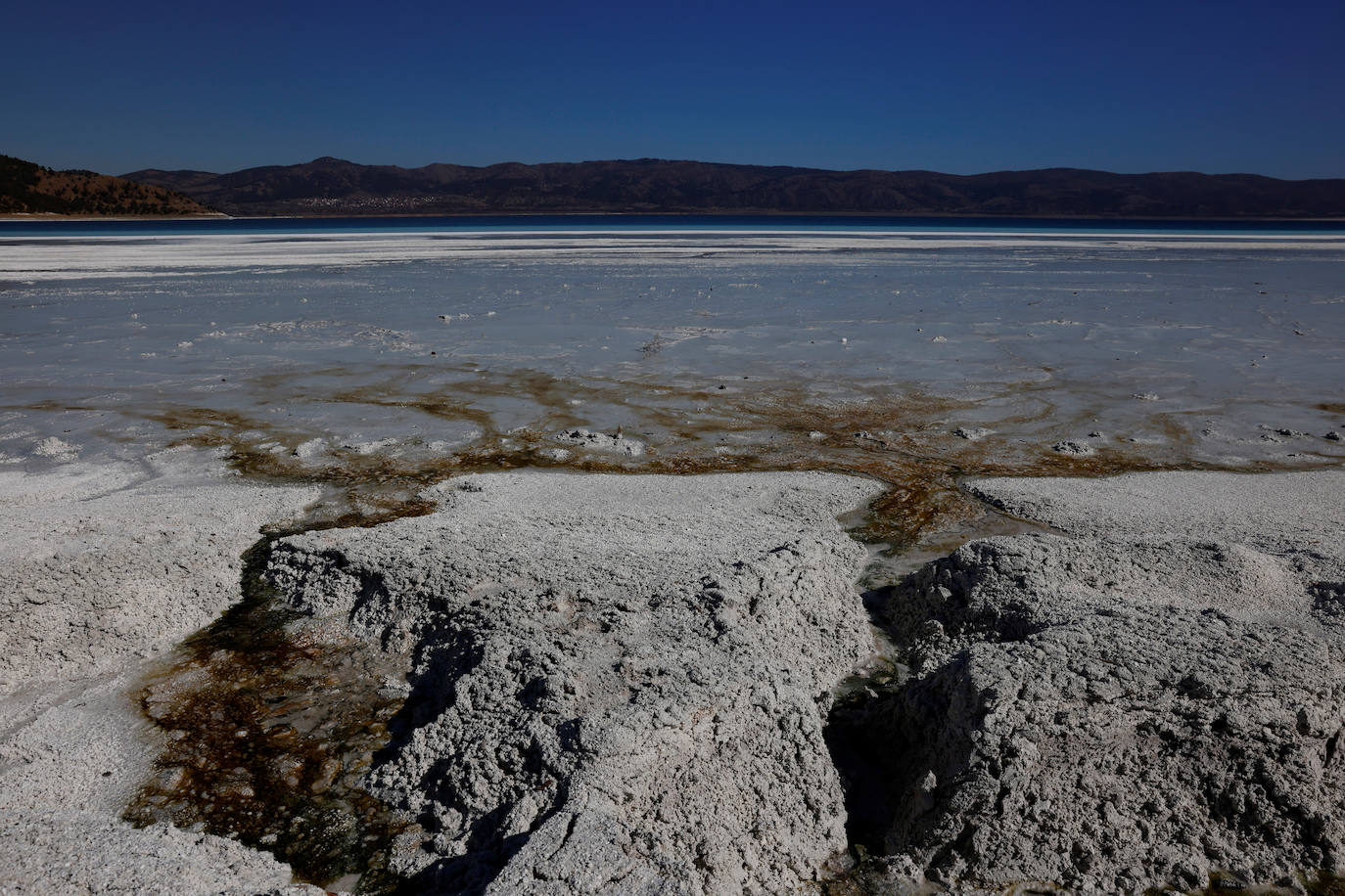 Un lago de unos 40 kilómetros cuadrados en el suroeste de Turquía ha atraído la atención de los científicos por las similitudes que ven con el cráter Jezero de Marte, donde ha aterrizado el explorador Perseverance de la NASA. Los investigadores creen que el lago Salda, en la provincia de Burdur, comparte características minerales y geológicas similares al cráter Jezero.