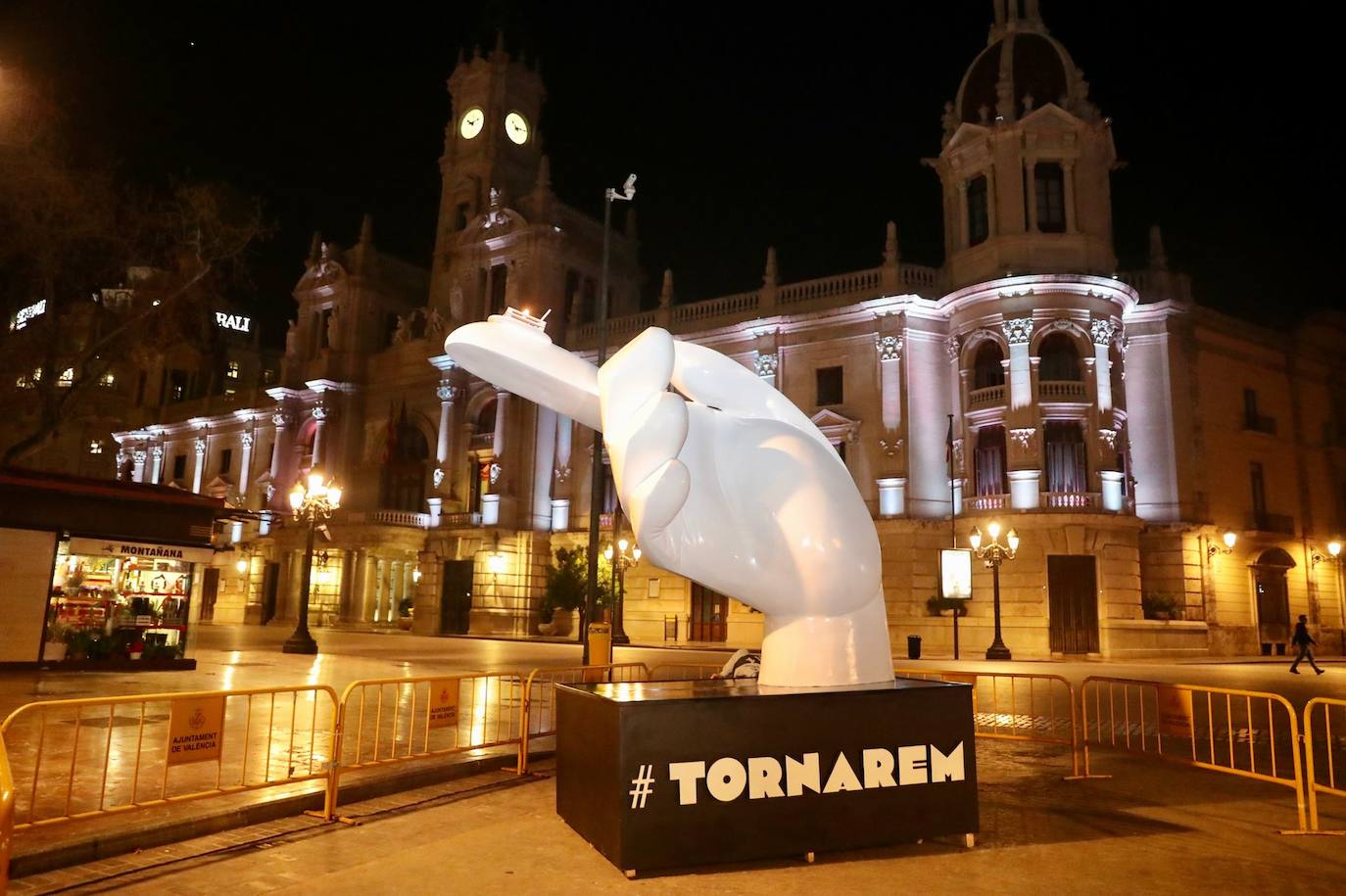 La Junta Central Fallera enciende el fuego de un pebetero que permanecerá en la plaza del Ayuntamiento hasta que se plante la falla municipal de 2021