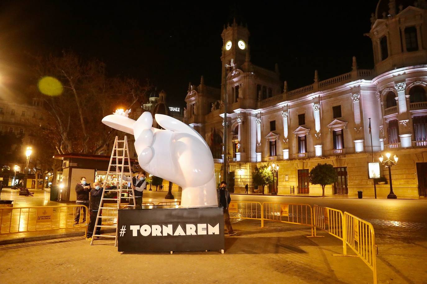 La Junta Central Fallera enciende el fuego de un pebetero que permanecerá en la plaza del Ayuntamiento hasta que se plante la falla municipal de 2021